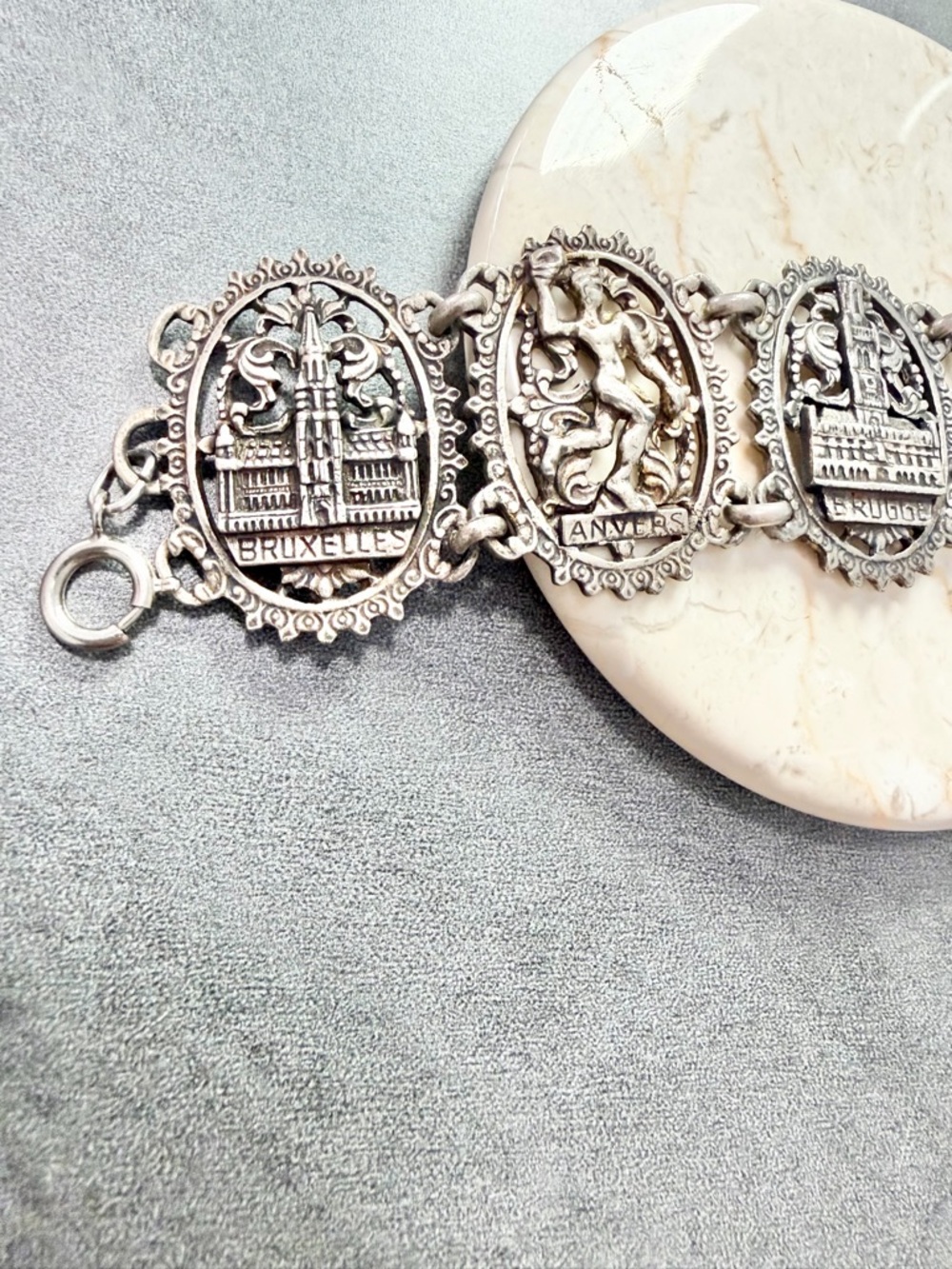 Vintage Mid Century Sliver Tone Bracelet Belgium Brussels Souvenir Landmark - Picture 3 of 7